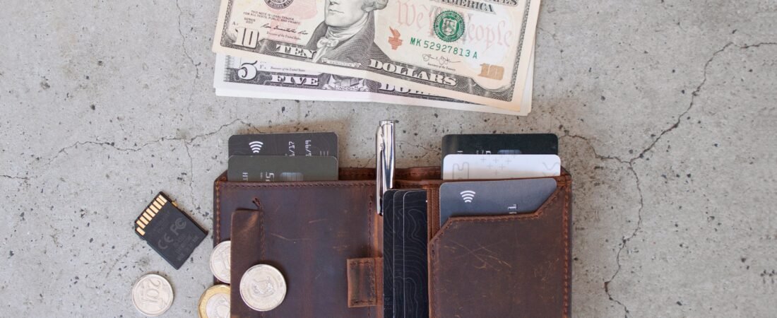 Cómo Organizamos Nuestro Dinero Cuando Viajamos al Extranjero (Nuestro Sistema Simple y Sin Estrés)